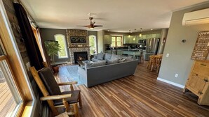 Rumah Premier, 5 kamar tidur, pemandangan gunung, tepi gunung | Area keluarga | TV layar datar, perapian, Netflix, dan Hulu