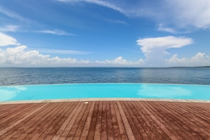 Infinity pool