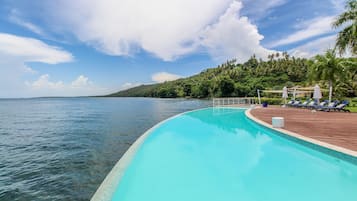 Hồ bơi ngoài trời, ghế dài tắm nắng