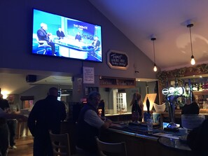 2 bars/lounges