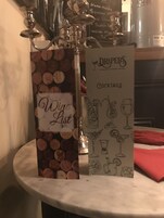 Baarialue, jossa on kyltti, jossa lukee ”Wife List”, ja juomalista nimeltä ”Drapers Cocktails”.