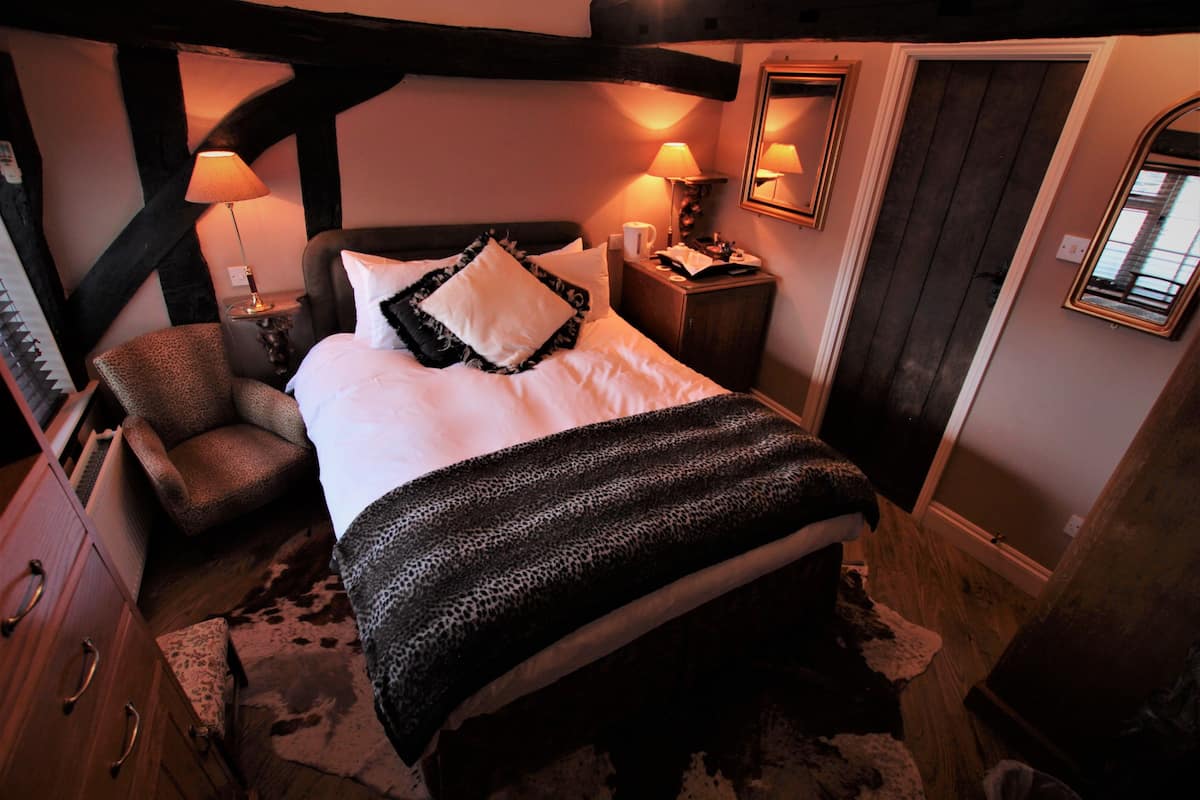 deluxe double room, 1 queen bed | 1 bedroom, individually decorated, individually furnished