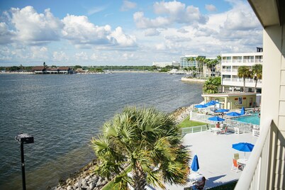 TAMPA BAY SPECTACULAR WATERFRONT VIEWS!!!