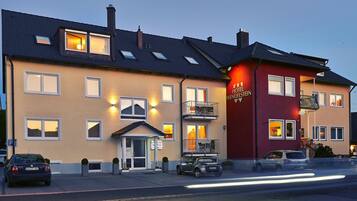 Boendets fasad - kväll/natt