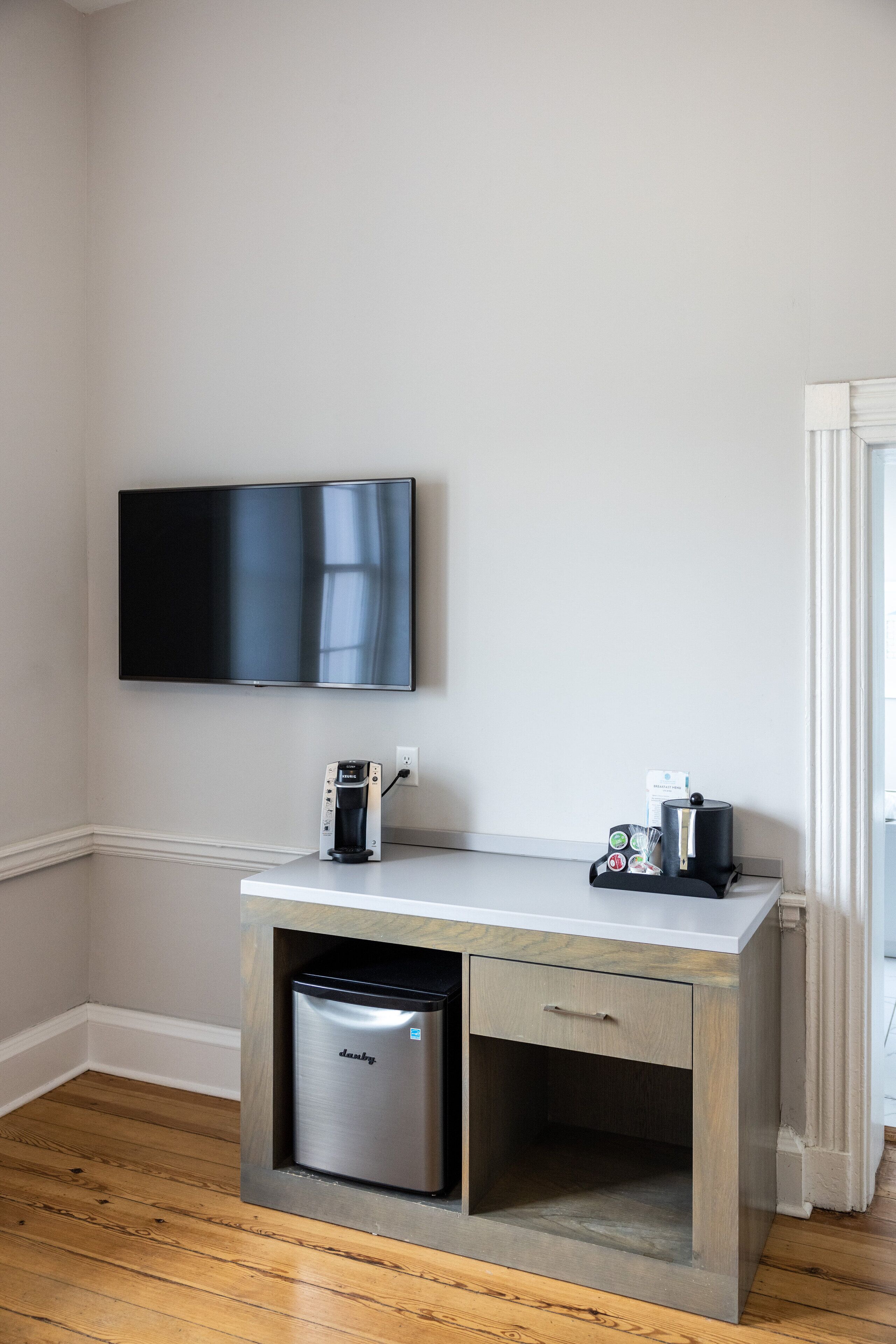 deluxe room, 1 queen bed, bathtub | living area | flat-screen tv