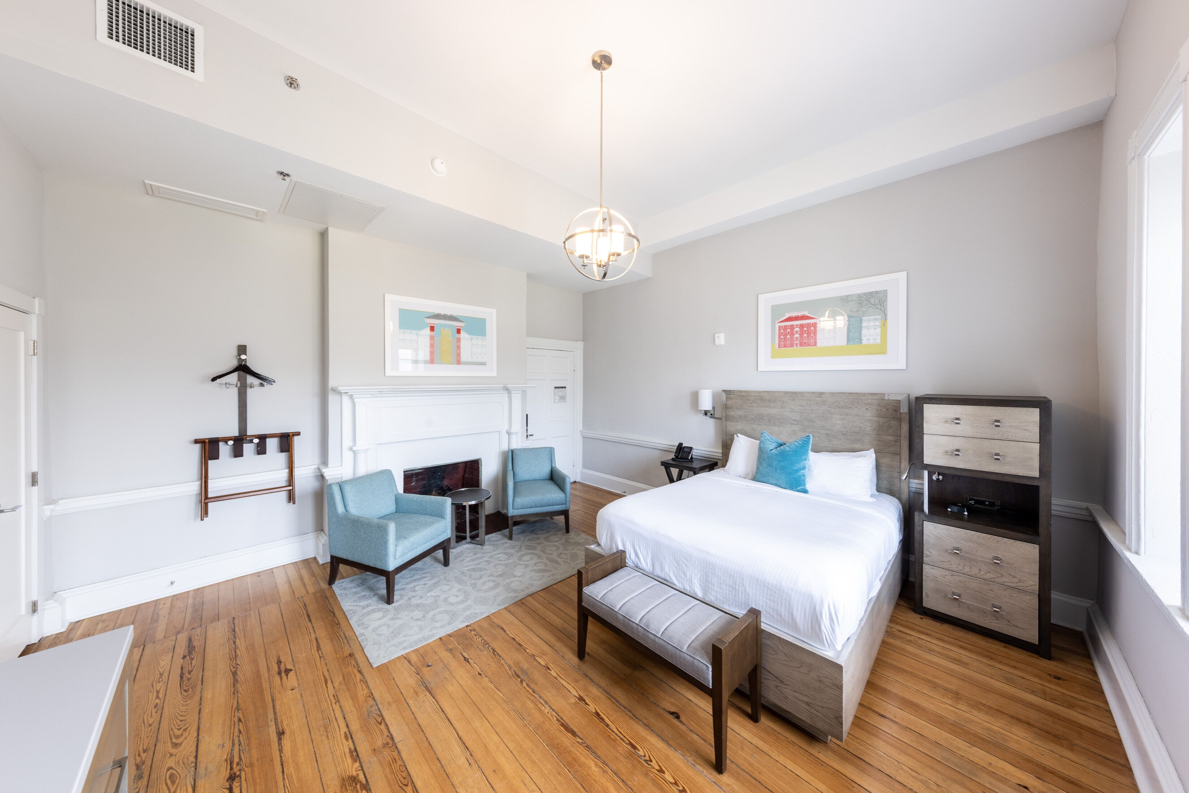 Deluxe Room, 1 Queen Bed, Bathtub | Egyptian cotton sheets, premium bedding, in-room safe, blackout drapes