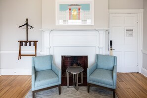 Chambre Deluxe, 1 grand lit, baignoire | Coin séjour | Télévision à écran plat