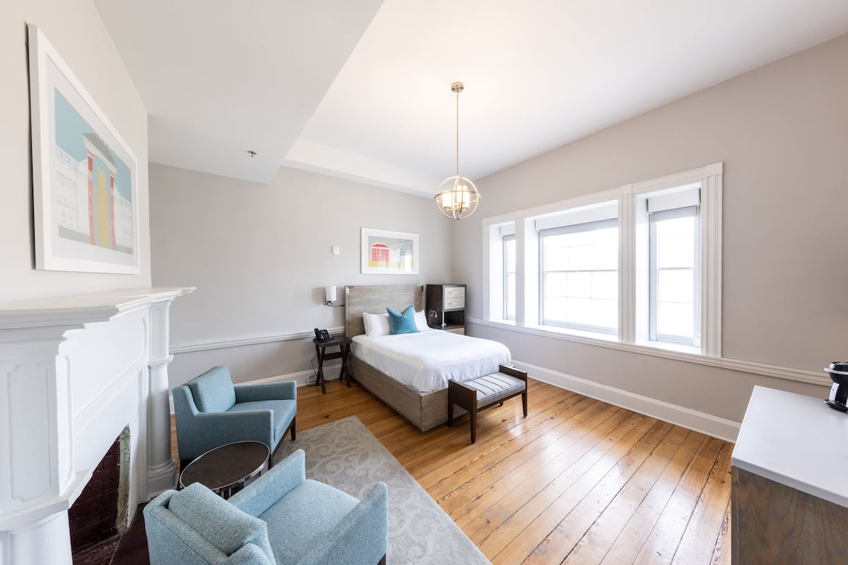 deluxe room, 1 queen bed, bathtub | 1 bedroom, egyptian cotton sheets, premium bedding, in-room safe