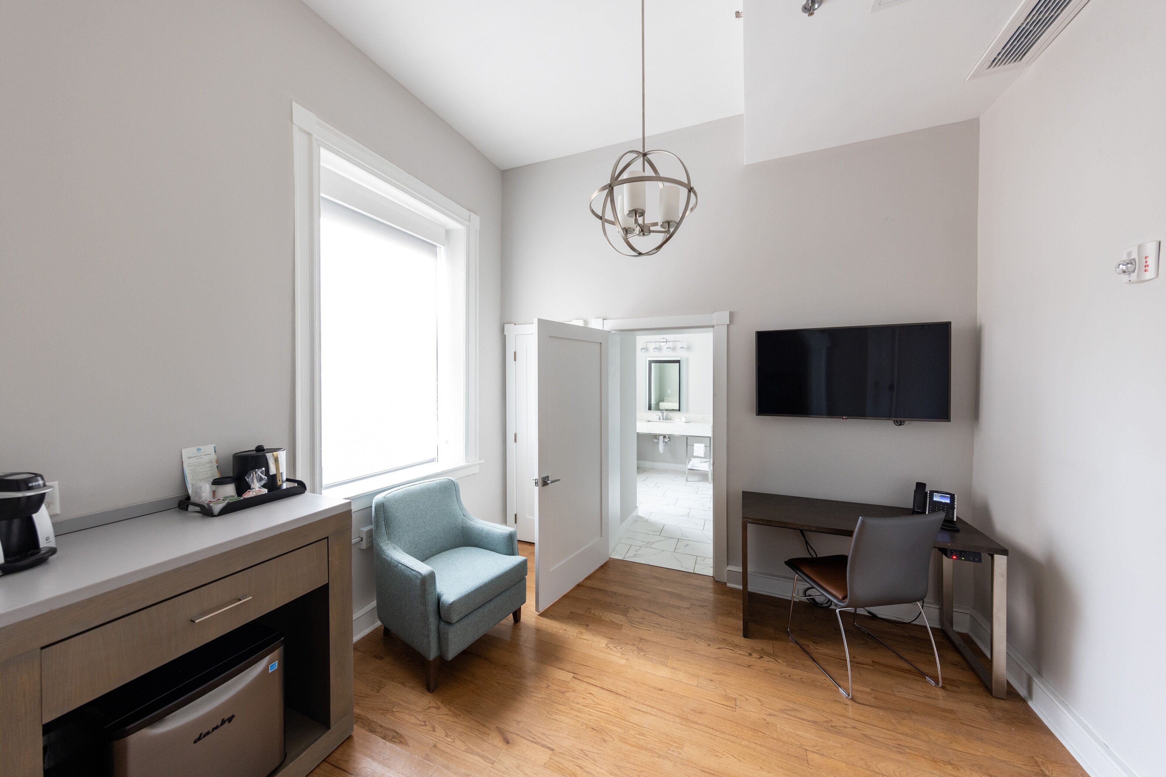 deluxe room, 1 queen bed, accessible | 1 bedroom, egyptian cotton sheets, premium bedding, in-room safe