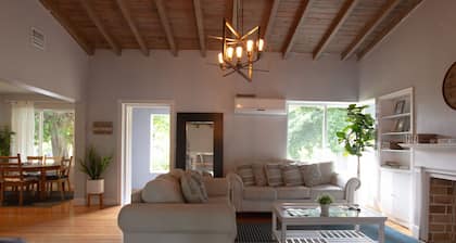 4/3 Beautiful House with a huge lot & Parking(Heated Pool)