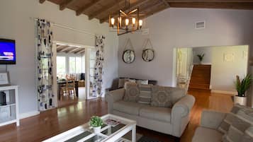 TV, lareira, mesa de pingue-pongue