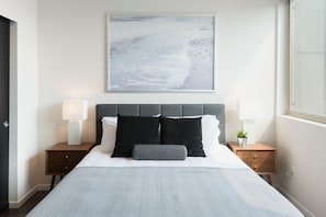 3 bedrooms, iron/ironing board, free WiFi, bed sheets - Rooftop Views of the Space Needle & City (Seattle)