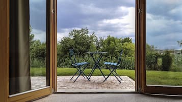 Standard Studio, 1 Queen Bed, Patio, Valley View | Terrace/patio