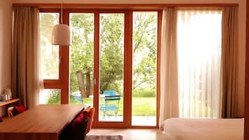 Vierbettzimmer, Mehrere Betten, Talblick | Zimmersafe, Schreibtisch, laptopgeeigneter Arbeitsplatz