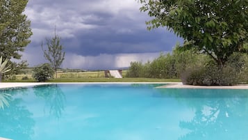 Una piscina al aire libre de temporada