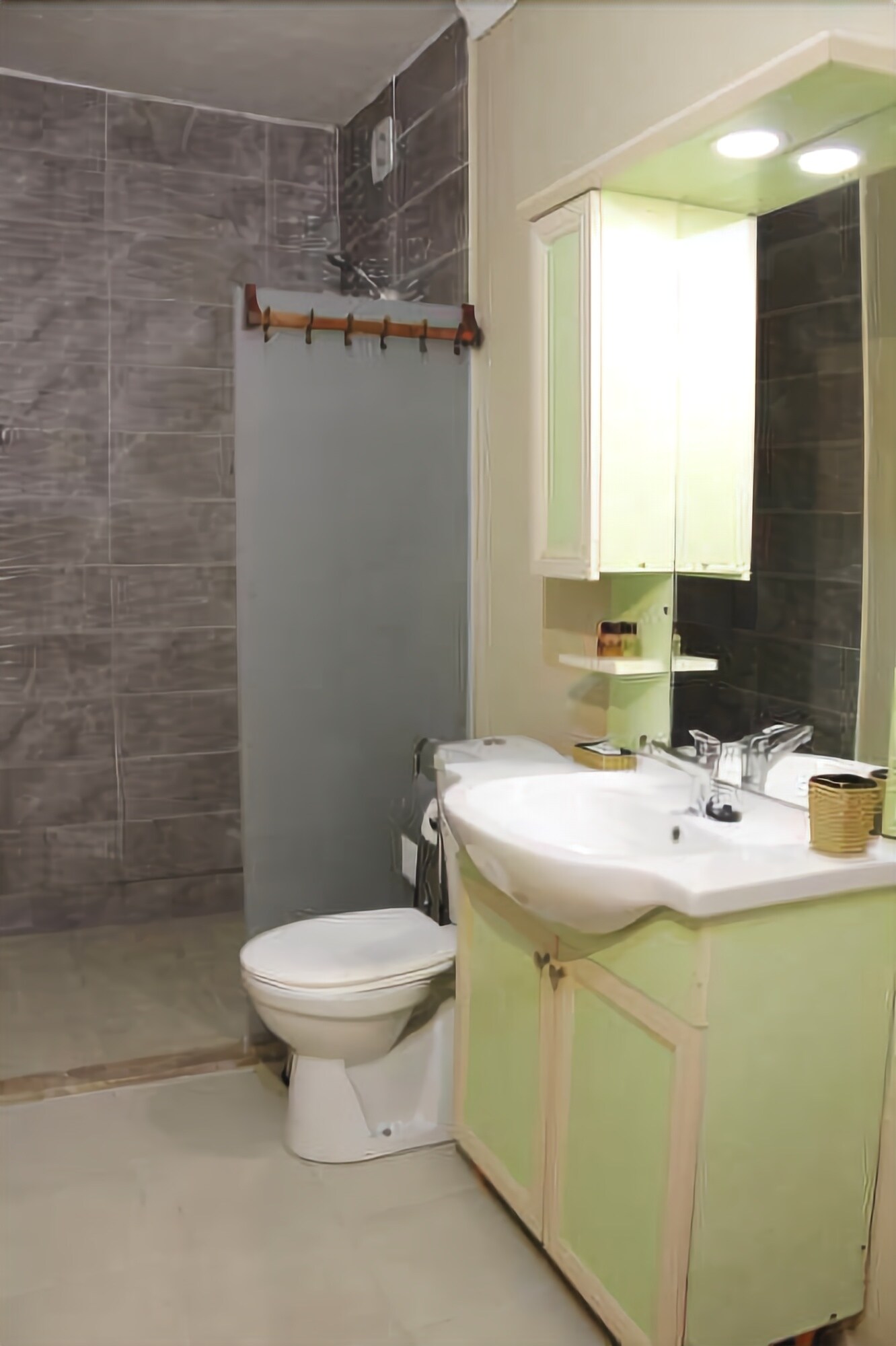 double room | bathroom | shower, free toiletries, towels