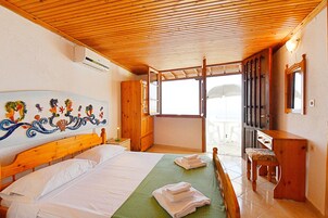 1 habitación, sistema de insonorización y tabla de planchar con plancha 