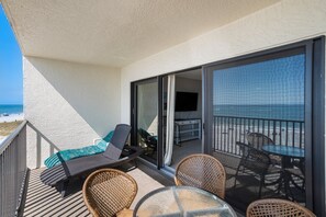 Outdoor dining - Direct Beachfront - Updated - Sandy Shores #304 (Madeira Beach)