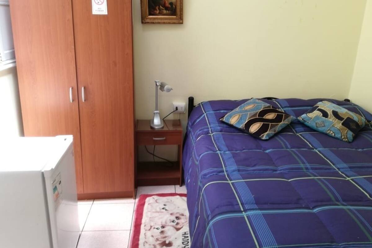 Escritorio, tabla de planchar con plancha y wifi gratis