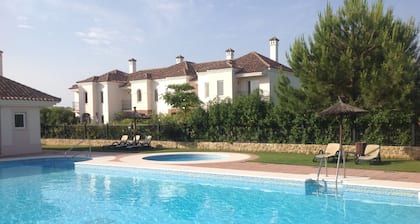 Apartamento lujo 2 dormitorios con jardín en complejo golf con piscina exterior