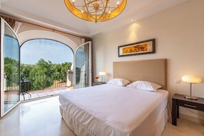 2 bedrooms, in-room safe, iron/ironing board, travel cot - Luxury 2 bedroom Frontline Golf Townhouse with shared pool in a gated community (Arcos de la Frontera)