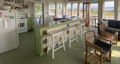 Cottage en bord de mer classique sur l'ßle Prudence, plage privée, quai et amarrage