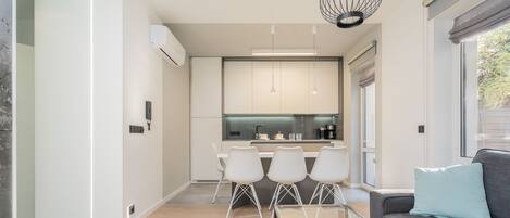 Luxe appartement, 3 slaapkamers | Woonkamer | Een 55-inch smart-tv met kabelzenders, televisie en een videogameconsole