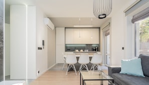 Apartamento superluxo, 3 quartos | Sala de estar | Smart TV 55 polegadas com canais a cabo, TV, console de videogame