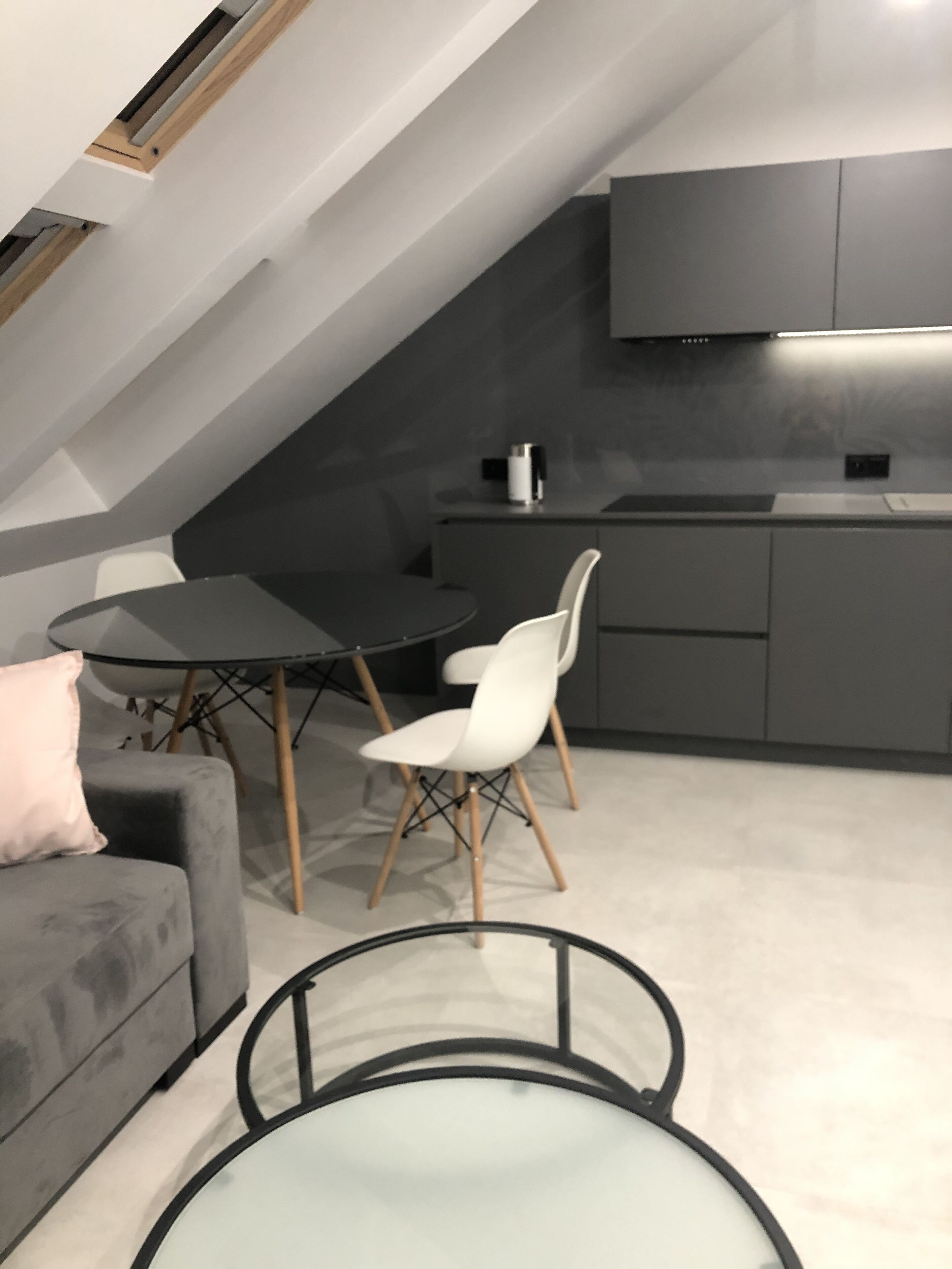 Un loft moderno con comedor, cocina y sala de estar.