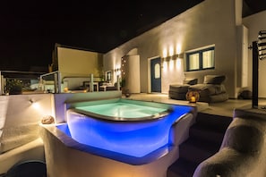 Outdoor pool - Amera Suites (Santorini)