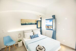 Premium bedding, in-room safe, soundproofing, iron/ironing board - Amera Suites (Santorini)