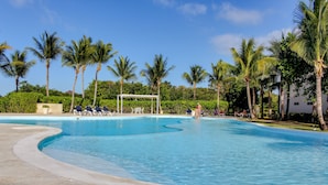 Outdoor pool, sun loungers - Dominican Dreams (Punta Cana)