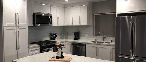 雪櫃、微波爐、焗爐、爐具