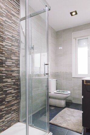 Dusche, Haartrockner, Handtücher, Seife