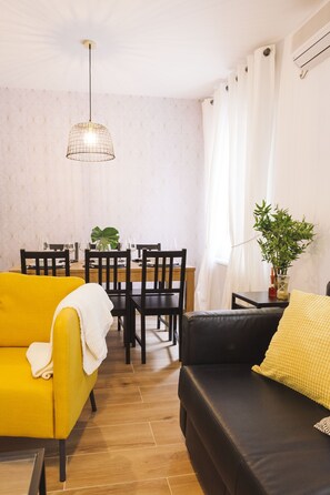 Een televisie en een stereo