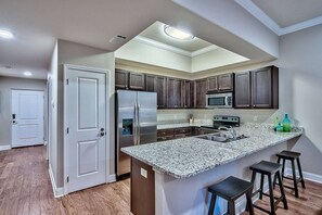 冰箱、微波炉、烤箱、炉灶