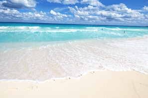 På stranden