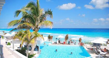 by Tim M -Penthouse # 2000 - 2 piscines privées, 1 chauffée, climatisation, tout verre, incroyable!