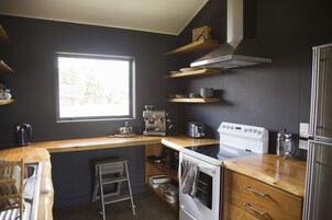 Casa, 3 quartos, vista para a montanha (Lake Ohau Getaway) | Cozinha privada | Geladeira grande, micro-ondas, fogão, cooktop