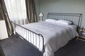 3 عدّة غرف نوم وملاءات من القطن المصري وأغطية فراش متميزة