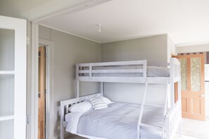 3 عدّة غرف نوم وملاءات من القطن المصري وأغطية فراش متميزة