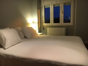 2 makuuhuonetta, silitysrauta/-lauta, ilmainen Wi-Fi, vuodevaatteet