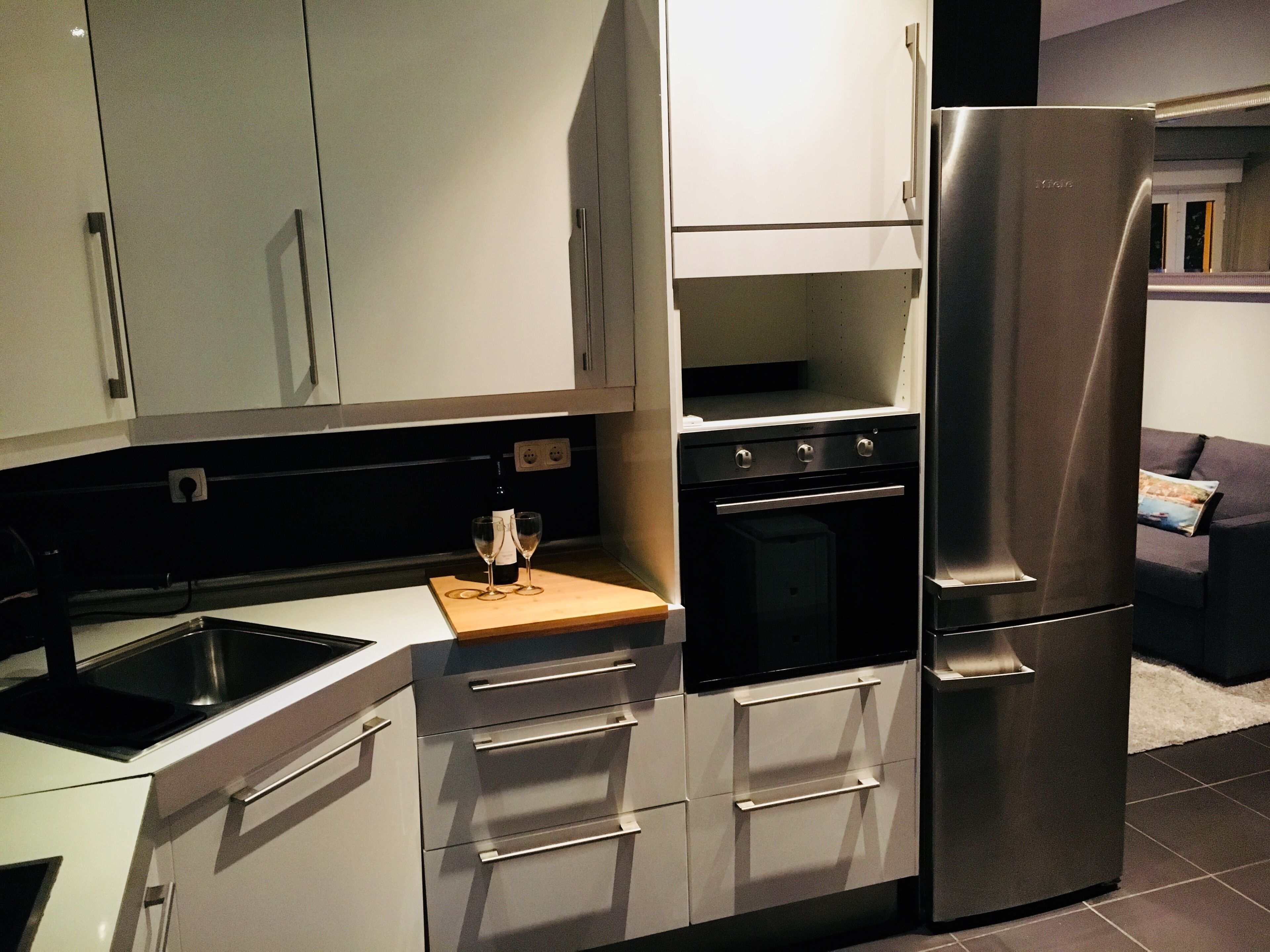 Kühlschrank, Mikrowelle, Ofen, Herdplatte