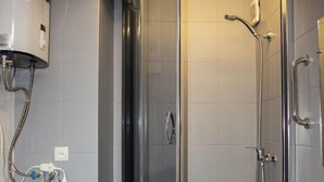 クラシック シングルルーム | バスルーム | シャワー、ヘアドライヤー、スリッパ、タオル