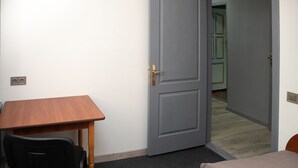 クラシック シングルルーム | 高級寝具、デスク、アイロン / アイロン台、WiFi (無料)