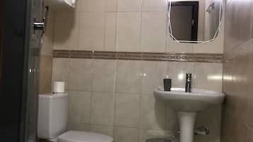 Quarto casal standard | Banheiro | Chuveiro, secador de cabelo, chinelos, toalhas de banho