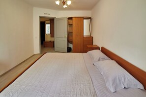 Standard Double Room | Premium bedding, desk, iron/ironing board, free WiFi - Sacvoyage (Kyiv)