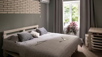 Habitación doble estándar | Ropa de cama de alta calidad y escritorio