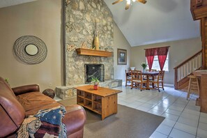 TV, fireplace, DVD player, ping pong - Dripping Springs Home w/ Deck, Near Wedding Venue (Dripping Springs)