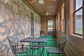 Outdoor dining - Dripping Springs Home w/ Deck, Near Wedding Venue (Dripping Springs)